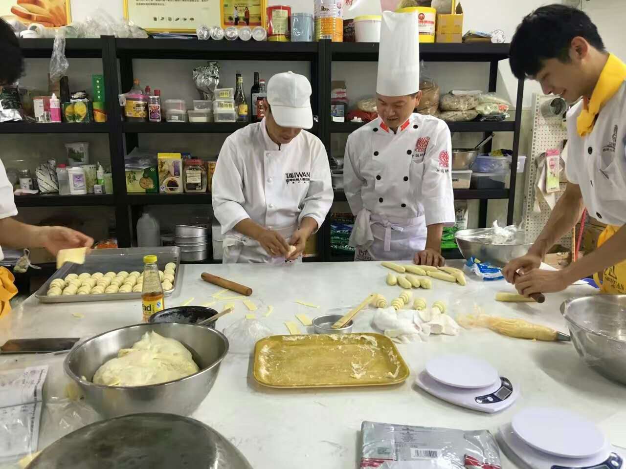 DIY烘焙，亲手制作的蛋糕有爱的味道_员工动态_公司动态_浙江明德工程咨询服务有限公司